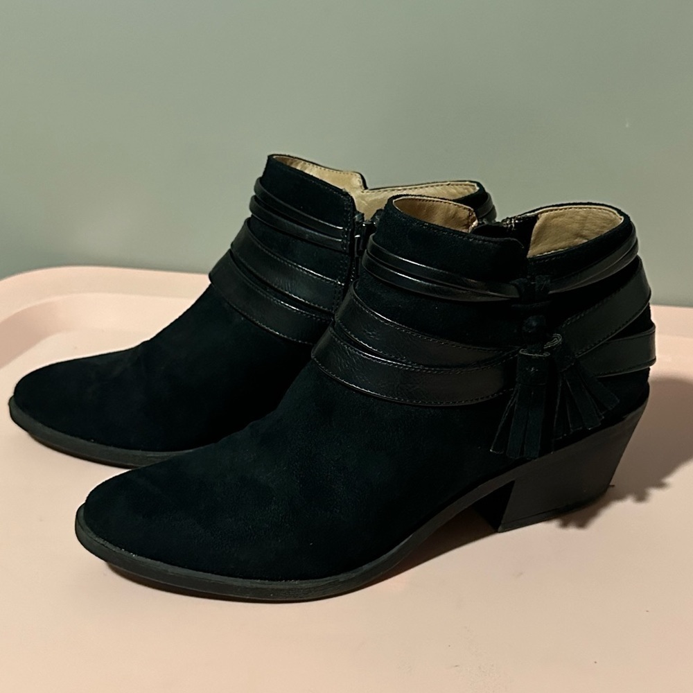 LifeStride Paloma Bootie black with tassel and short heel size 5.5